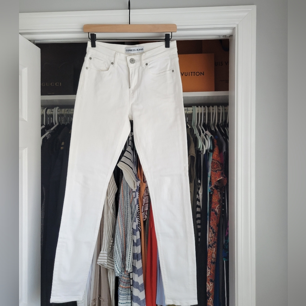 Like NEW! Express Mia Mid Rise White Jeans